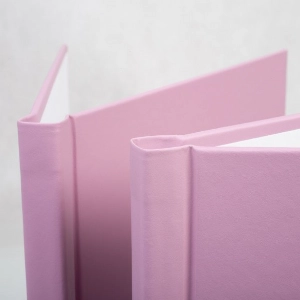 detailní fotografie růžových desek pro závěrečné práce