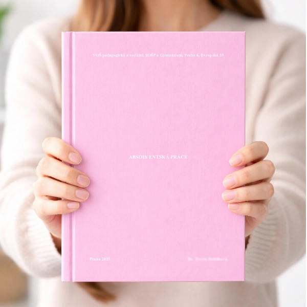 Růžová absolvenstká práce v hladkých deskách