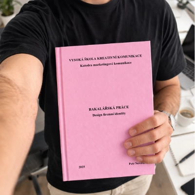 Závěrečná práce v růžových deskách s černým potiskem